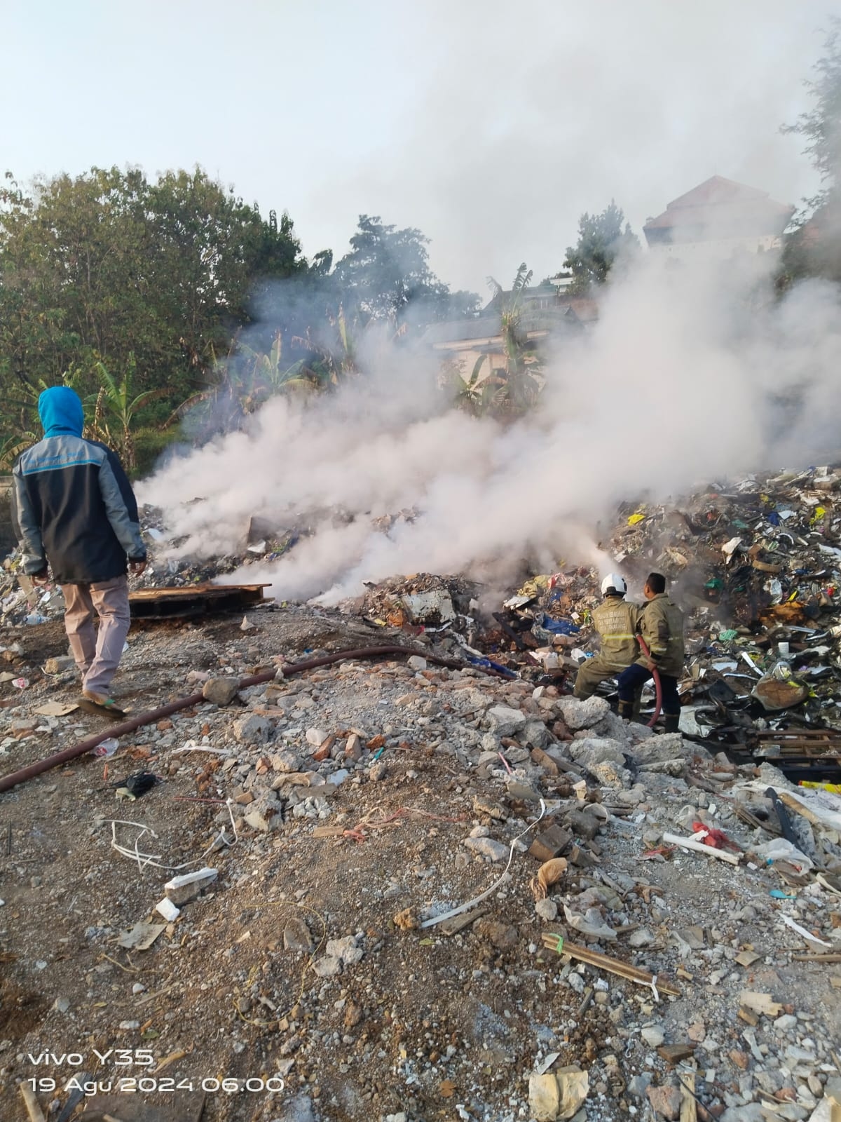 Kebakaran di Zona 4 TPA Jatibarang: Api Berhasil Dipadamkan Setelah 2 Jam, Damkar Antisipasi
