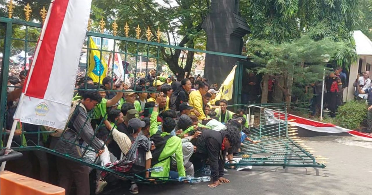 Ricuh, Polisi Tindak Tegas Demonstran di DPRD Jateng