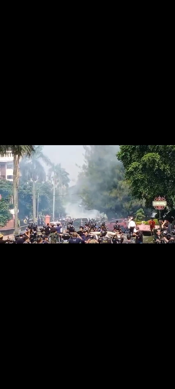 Demo di DPRD Jateng Ricuh, 15 Mahasiswa Luka-luka