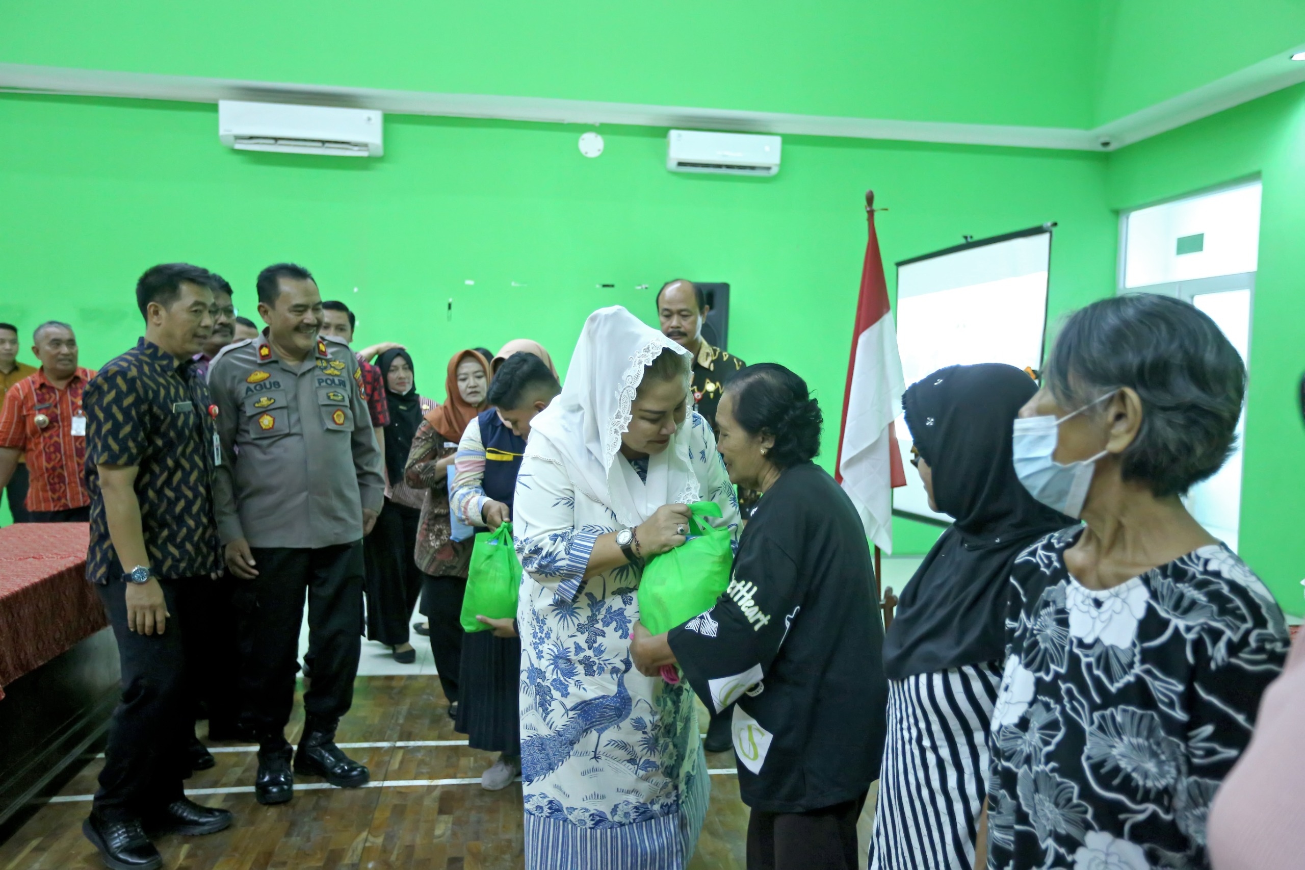 Salurkan BLT DBHCHT bagi Warga Kurang Mampu dan Buruh Rokok, Mbak Ita Harap Bisa Tingkatkan Kesejahteraan