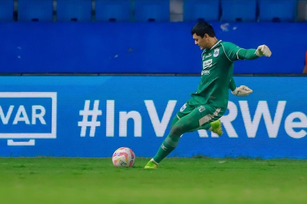 Resmi! Adi Satryo Jadi Rekrutan Perdana Arema FC, Mantan Kiper PSIS Siap Arungi Liga 1!