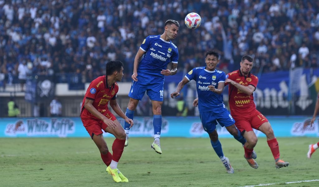 Ricuh Persija vs Persib: Flare, Botol, dan Kembang Api, Panpel Macan Kemayoran Kena Sanksi Berat Didenda Rp220 Juta dan 4 Laga Tanpa Penonton!