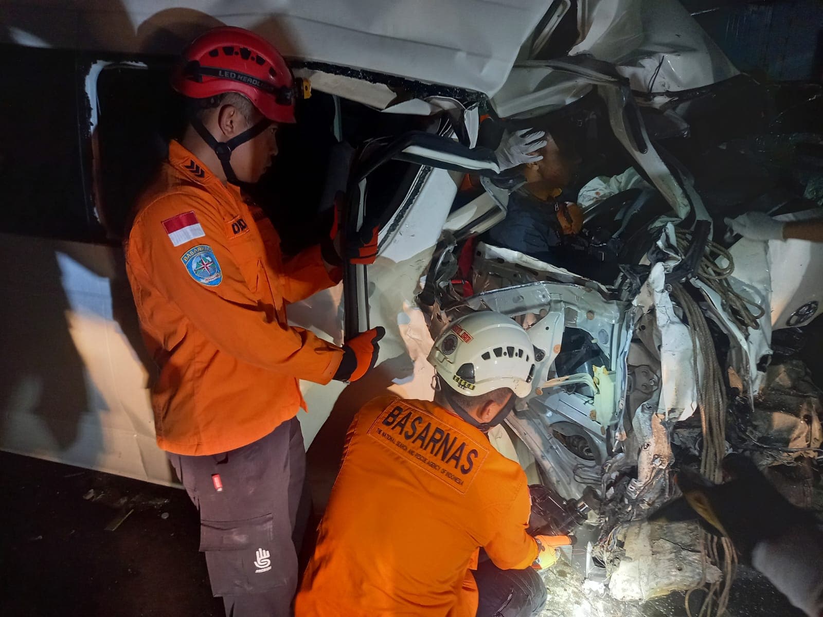 Kecelakaan Adu Banteng di Wonosobo, Sopir Travel Terjepit dan 5 Orang Alami Luka