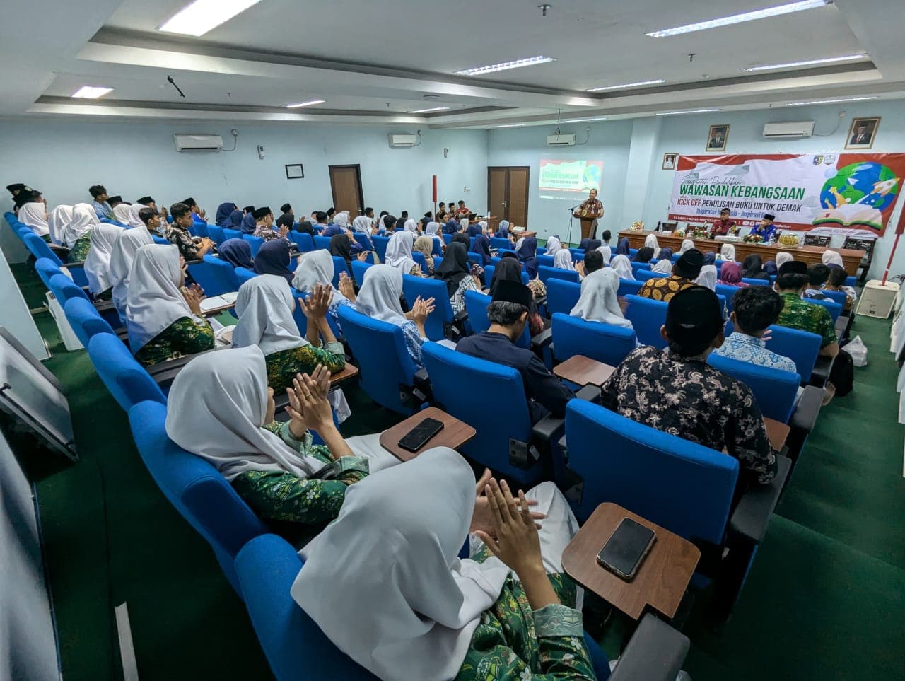 Ajak Santri Menulis, Yayasan Rumah Inspirasi Demak Mengadakan Kegiatan Pelatihan Menulis