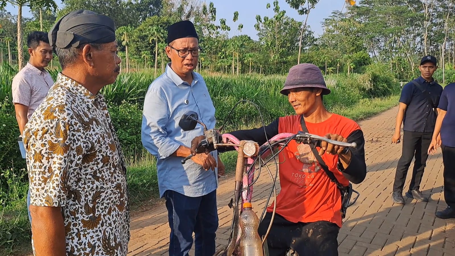Tinjau Desa Wisata Kandri, Calon Wakil Walikota Semarang Joko Santoso Keliling Kebun hingga Belanja Masalah dari Warga