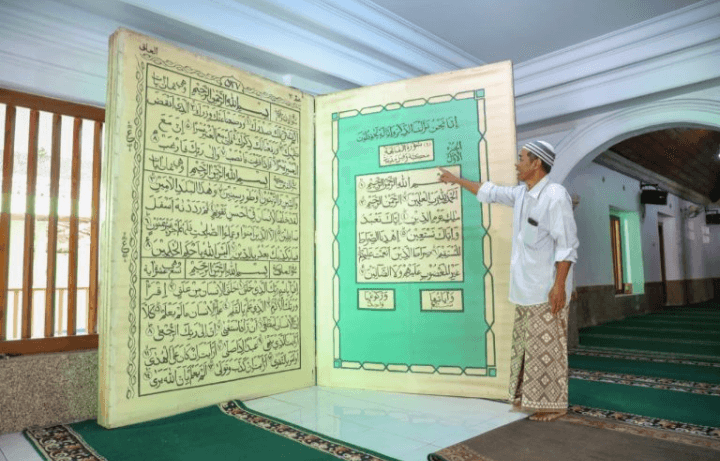 Wisata Religi Jawa Tengah: Al-Quran Raksasa jadi Daya Tarik Masjid Jami Aulia di Pekalongan