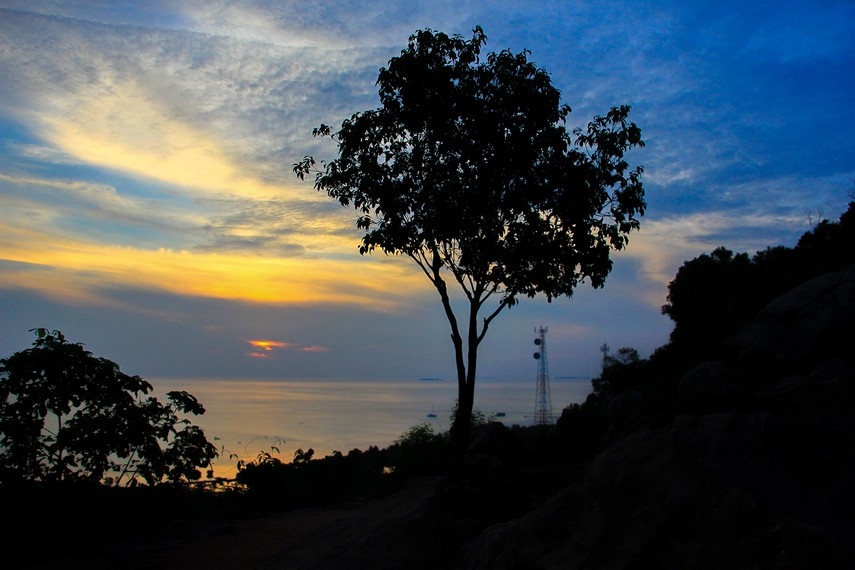 Dibalik Indahnya Sunset di Puncak Bukit Joko Tuwo Karimunjawa, Tersimpan Keunikan Wisata Edukasi Kerangka Ikan Paus
