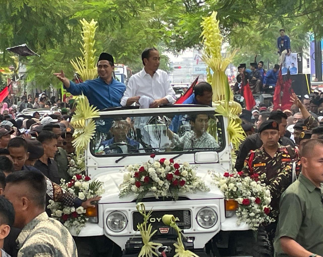 Jokowi Bersama Calon Gubernur Ahmad Luthfi dan Taj Yasin Maimoen Ikut Pawai Meriah di Purwokerto, Ribuan Warga Padati Jalan