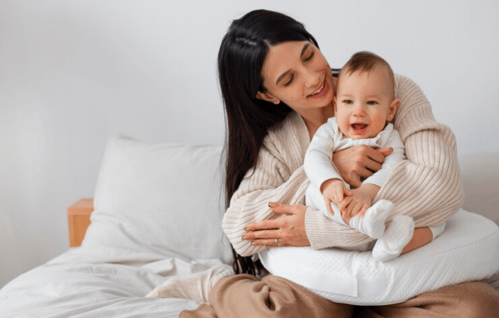 Tips Parenting: Begini Lho Moms Cara Menyusui Bayi yang Benar dan Nyaman