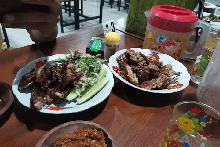Jelajah Rasa Jateng: Nikmati Entok Asap di Warung Kudusan, Sedap Mantap dan Kaya Rempah