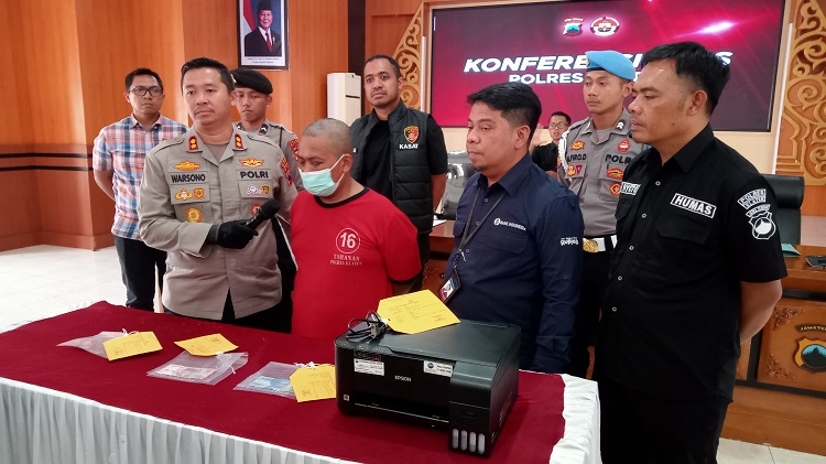 Polres Klaten Bekuk Residivis Pengedar Uang Palsu Ketika Belanja Ikan Asin Di Pasar