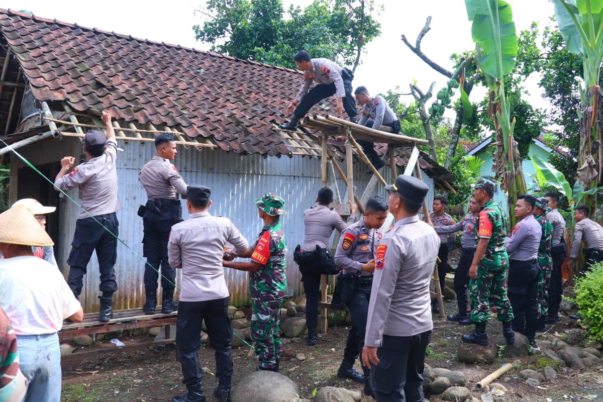Hidup Sebatangkara, Lansia di Kajen Mendapat Berkah Bedah Rumah dari Polres Pekalongan