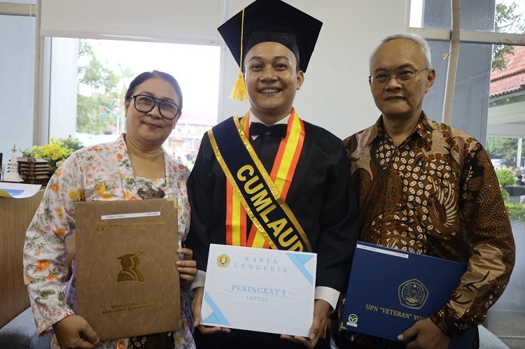 Lulus 3 Tahun 3 Bulan, Adam Firdausi Jadi Sarjana Tercepat dan Terbaik UPN Veteran Yogyakarta