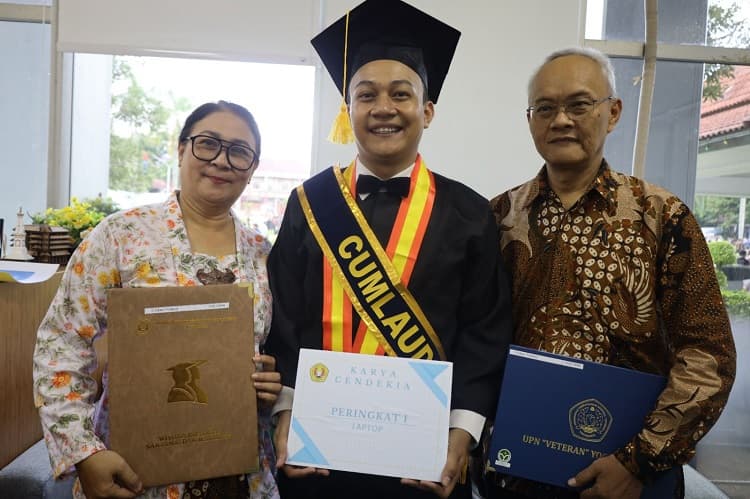 Lulus 3 Tahun 3 Bulan, Adam Firdausi Jadi Sarjana Tercepat dan Terbaik UPN Veteran Yogyakarta