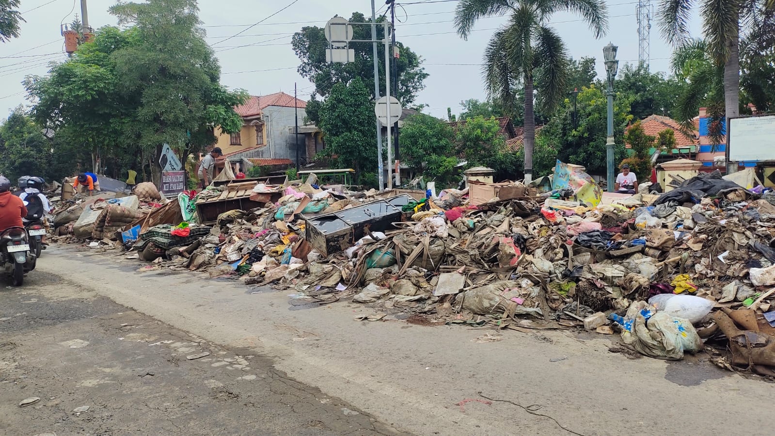 Timbunan Lumpur dan Sampah Masih Menumpuk di Desa Kebonharjo dan Lanji, Pemkab Kendal Terus Lakukan Pembersihan