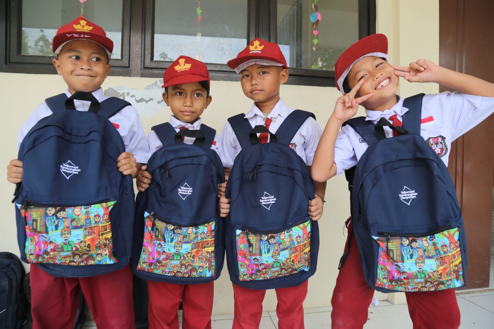 Dukung Pendidikan, Telkomsel Jateng-DIY Bagikan Tas Sekolah di SDN 1 Asemrudung Grobogan, Hasil Donasi POIN dengan Sentuhan Karya Disabilitas