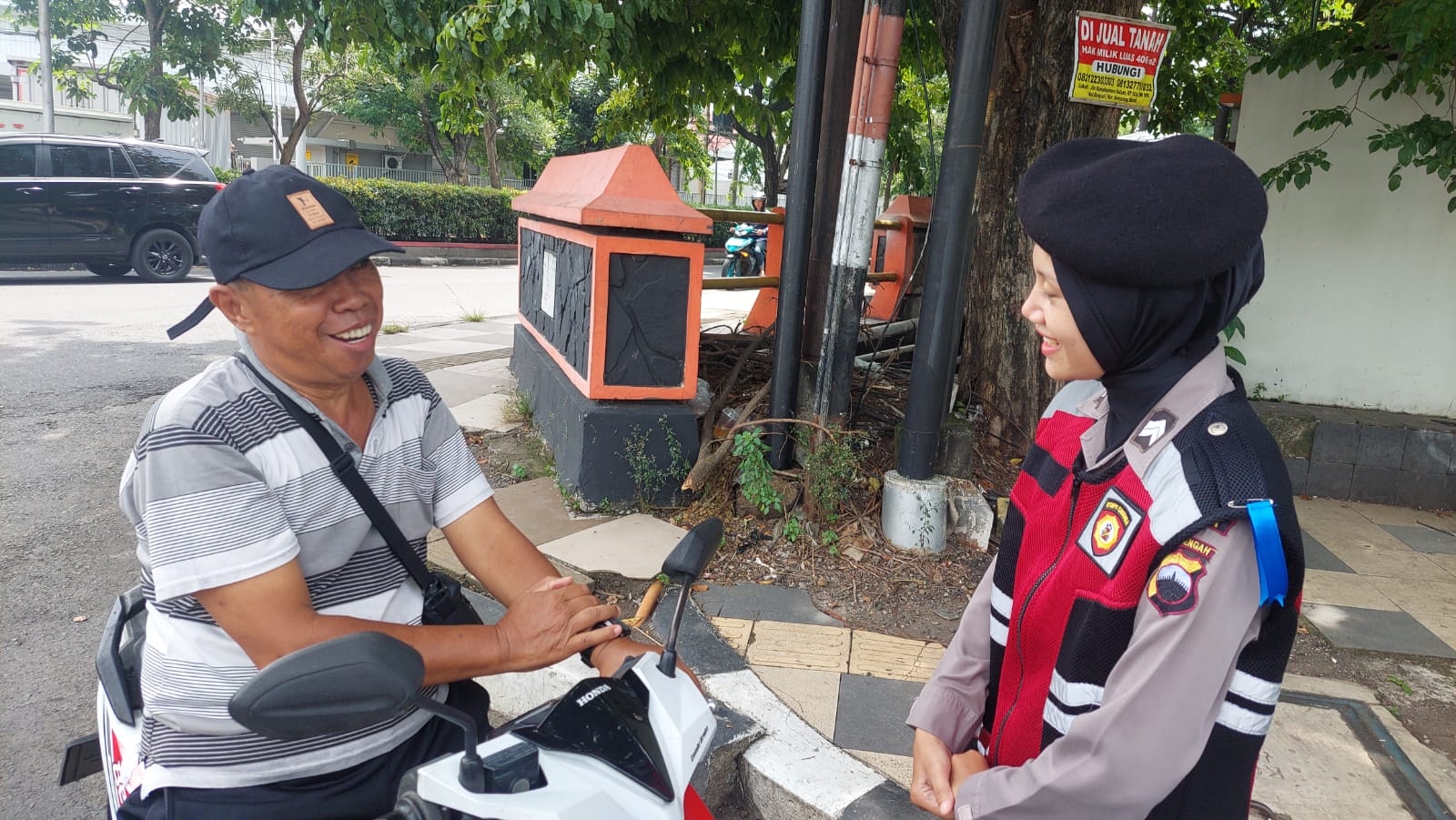 Diingatkan Polwan Cantik Untuk Memakai Helm, Pengendara Ini Tersipu Malu