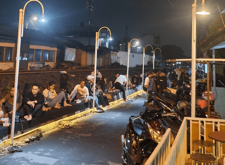 Cek 4 Cafe Lokal di Kabupaten Banyumas yang Menyajikan Pemandangan Unik Kereta Api yang Sedang Lewat