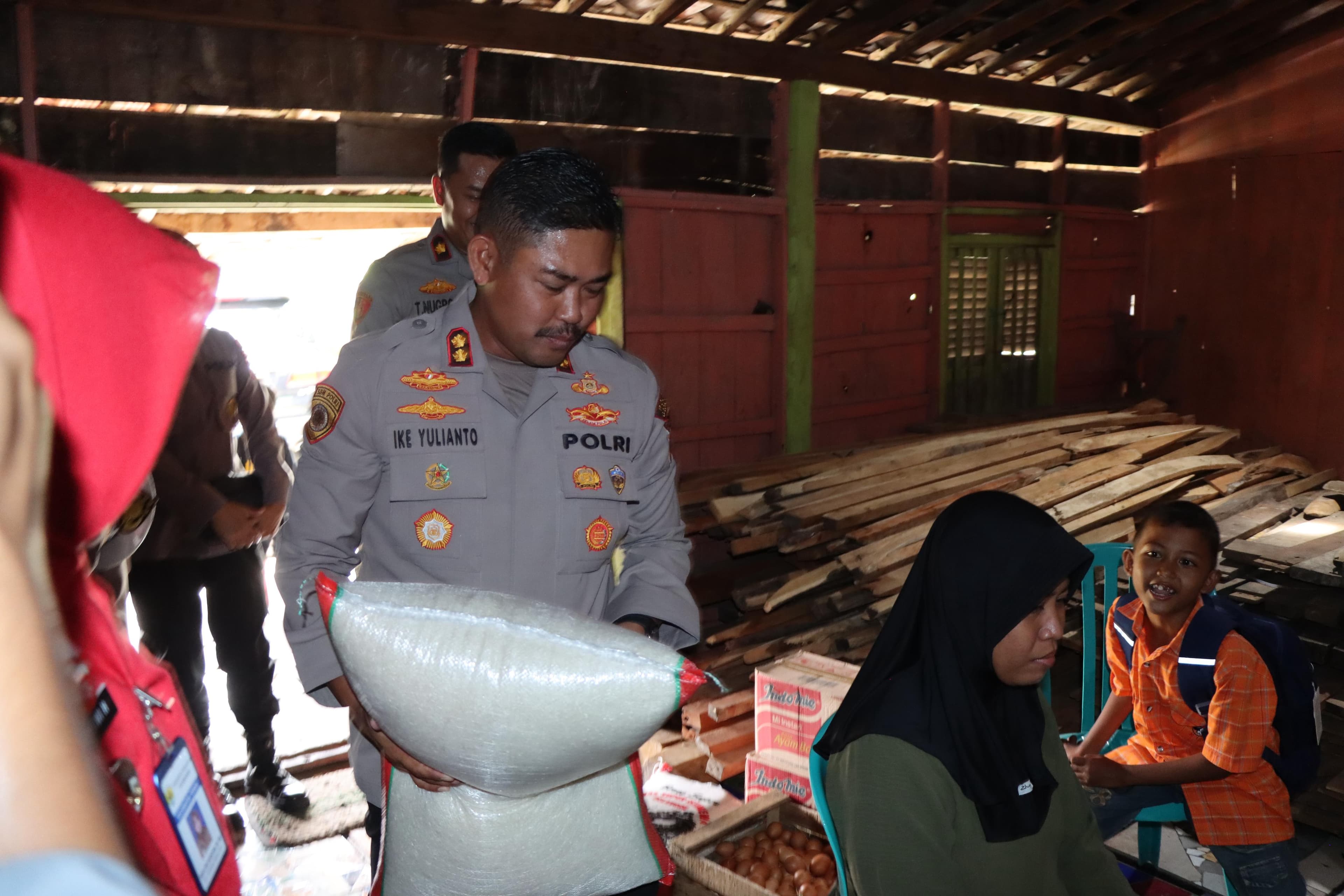 Kapolres Grobogan Kunjungi Bocah 7 Tahun yang Hidup dengan Ibunya yang ODGJ