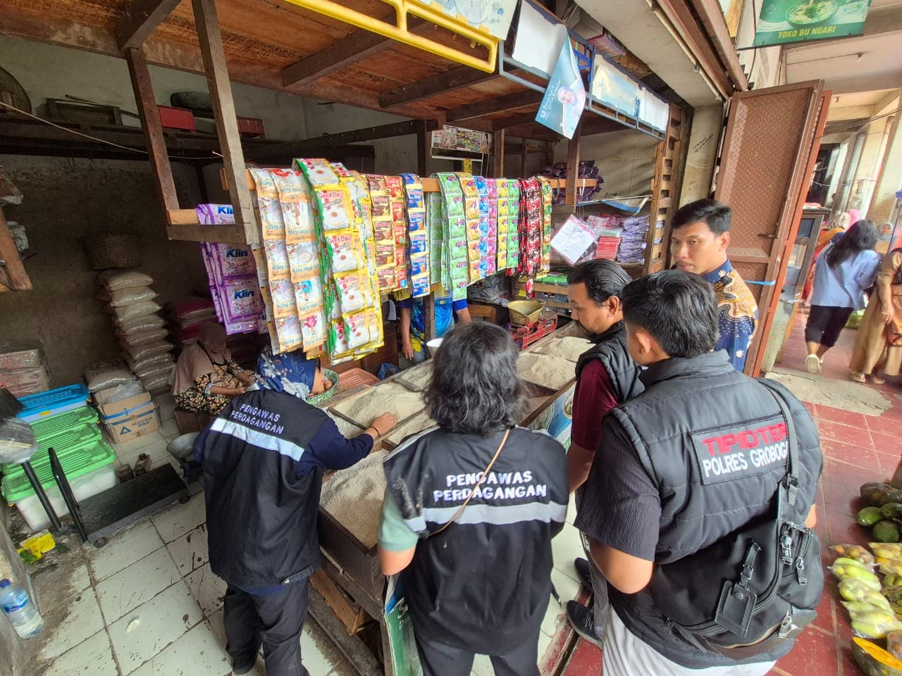 Sidak Pasar, Polres Grobogan Awasi pedagang Nakal yang Naikkan Harga Sembako Melebihi Ketentuan