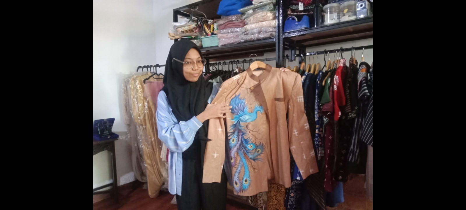 Tak Minder Meski Tuna Rungu, Madina Salma Tsuroya Tembus Komunitas Fashion Desain Internasional dan Pasar Global