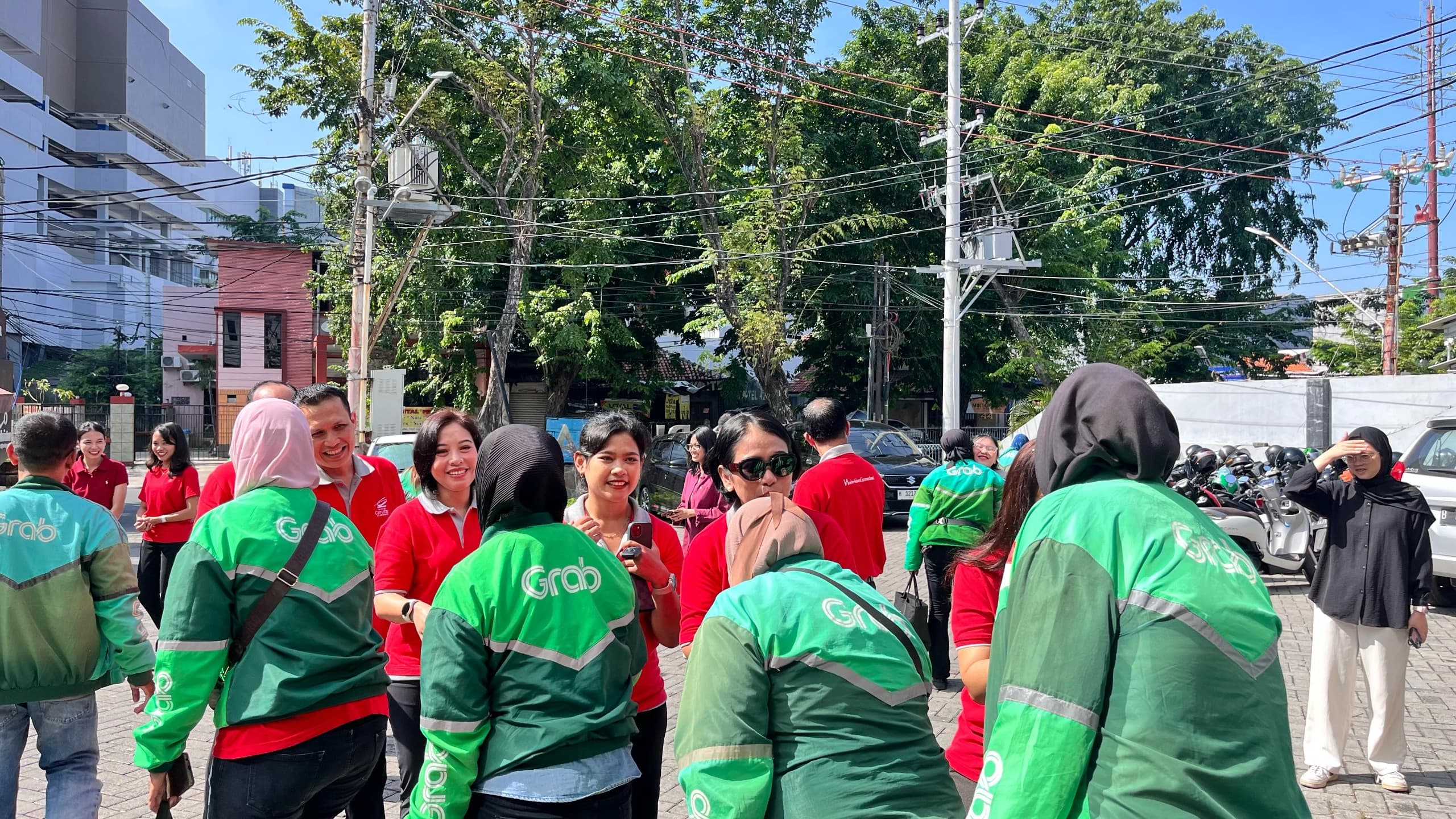Hotel Ciputra Semarang Bagikan Bantuan CSR ke Driver Grab