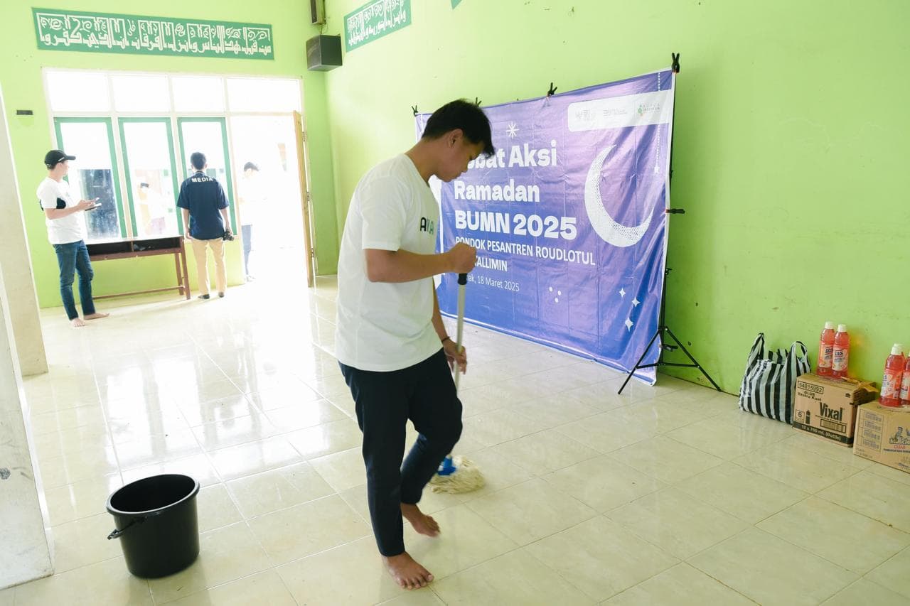 “Sobat Aksi Ramadan” Pupuk Indonesia Bersih-bersih Ponpes di Demak