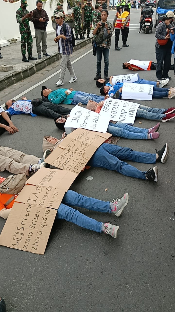 Ratusan Buruh Lakukan Aksi Tidur di Depan Rumah Pemilik PT Sritex, Menuntut Pembayaran THR dan Uang Pesangon