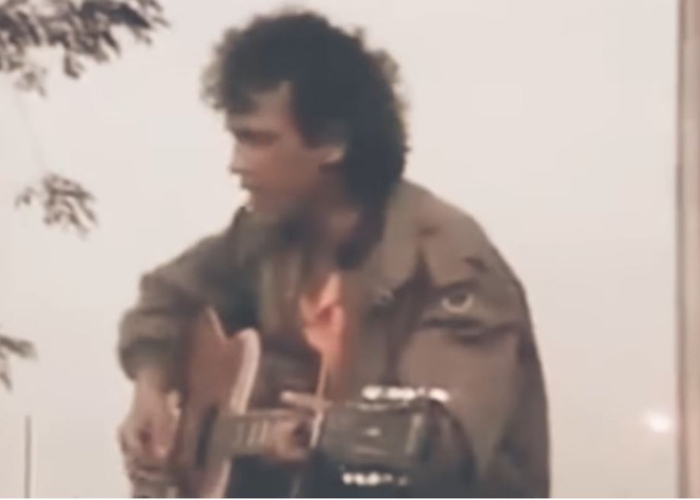 TERUNGKAP! PERJALANAN HIDUP FRANKY SAHILATUA: DARI PENGAMEN JALANAN HINGGA LEGENDA MUSIK INDONESIA!