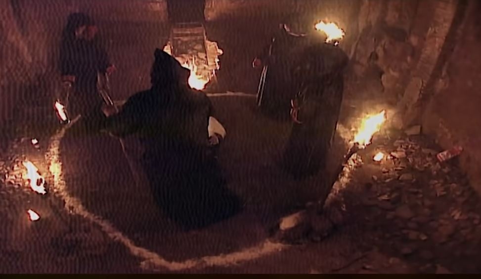 Merinding! 4 Kisah Nyata Ritual Pemujaan Setan Paling Sadis! Pengorbanan Manusia, Kanibalisme, Bahkan Polisi Terlibat?! Jangan Dibaca Sendirian!