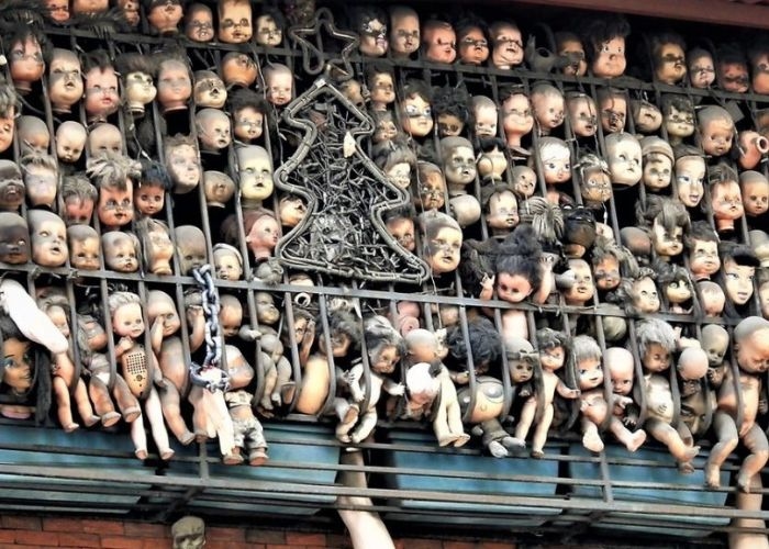 Fakta Mengerikan The Balcony of The Dolls: Balkon yang Penuh Boneka Rusak di Venezuela dan Dianggap Simbol Setan!