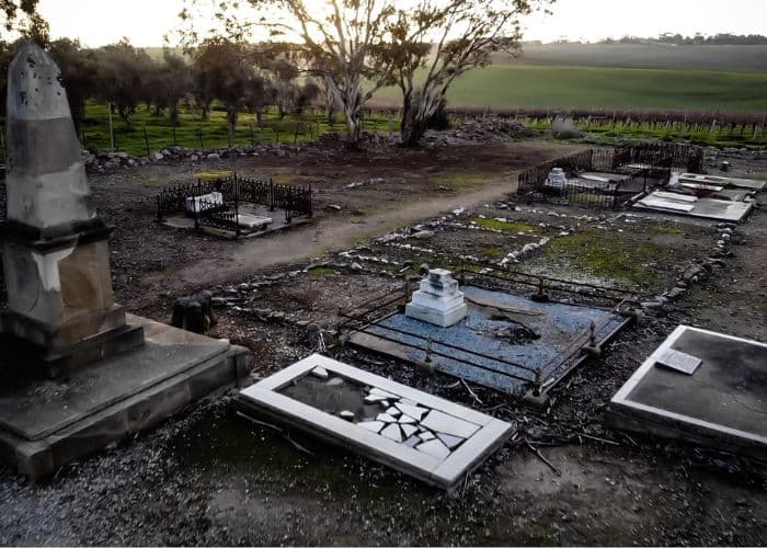 BIKIN JANTUNG COPOT! Kuburan Kuno Ini Dihantui Sosok Bayangan Gelap dan Dilempari Batu oleh Kekuatan Tak Terlihat!