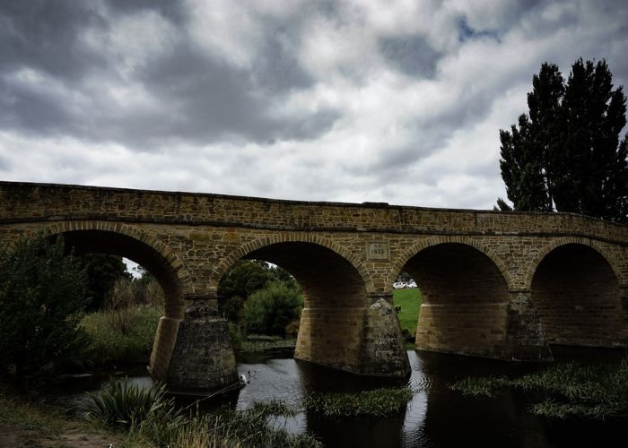 SEREM BANGET! Jembatan Tertua di Australia Ini Punya 3 Hantu Paling Legendaris: Dari Roh Pendendam Sampai Anjing Penjaga! Berani Lewat Malam-malam?