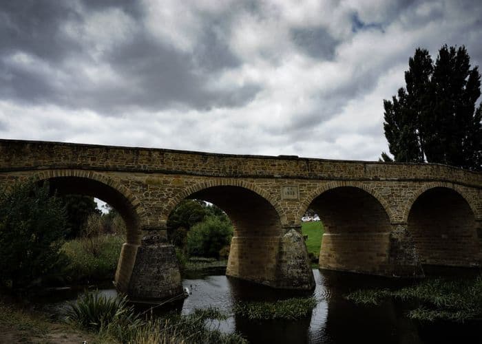 SEREM BANGET! Jembatan Tertua di Australia Ini Punya 3 Hantu Paling Legendaris: Dari Roh Pendendam Sampai Anjing Penjaga! Berani Lewat Malam-malam?
