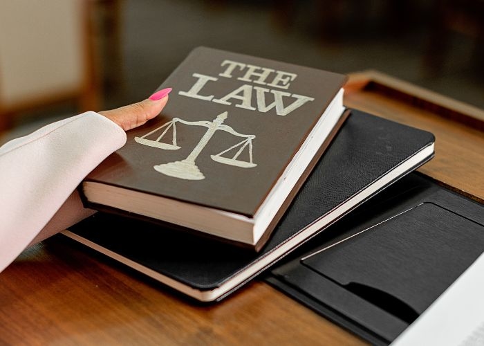 Kamu Suka Debat? Fakultas Hukum Bisa Jadi Pilihan yang Paling Cocok Buatmu!