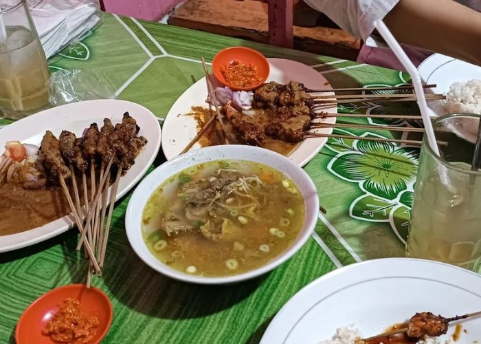 Daging Empuk, Bumbu Medok! Rekomendasi 6 Tempat Makan Sate Kambing Terbaik di Cilacap, Wajib Harus Kamu Coba!