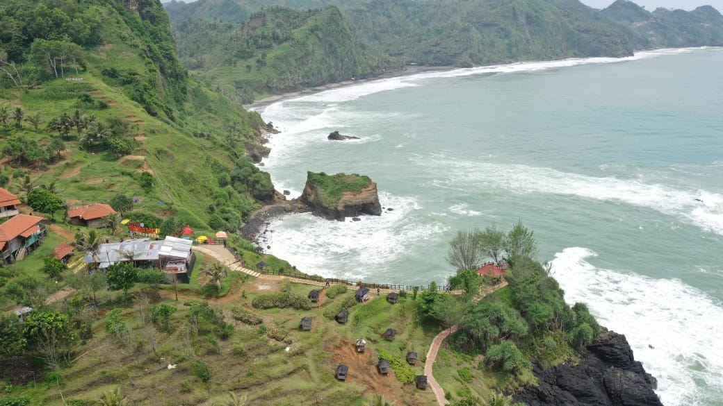 Wisata Surga Tersembunyi di Balik Deburan Ombak: Pesona Pantai Meganti, Permata Eksotis dari Kebumen