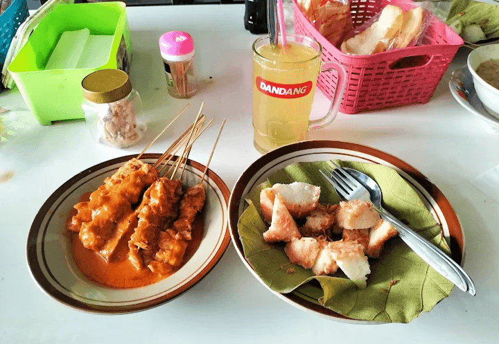 Mencicipi Kuliner Unik nan Nikmat, Sate Srepeh Khas Kabupaten Rembang, Disajikan Bersama Kuah Lodeh