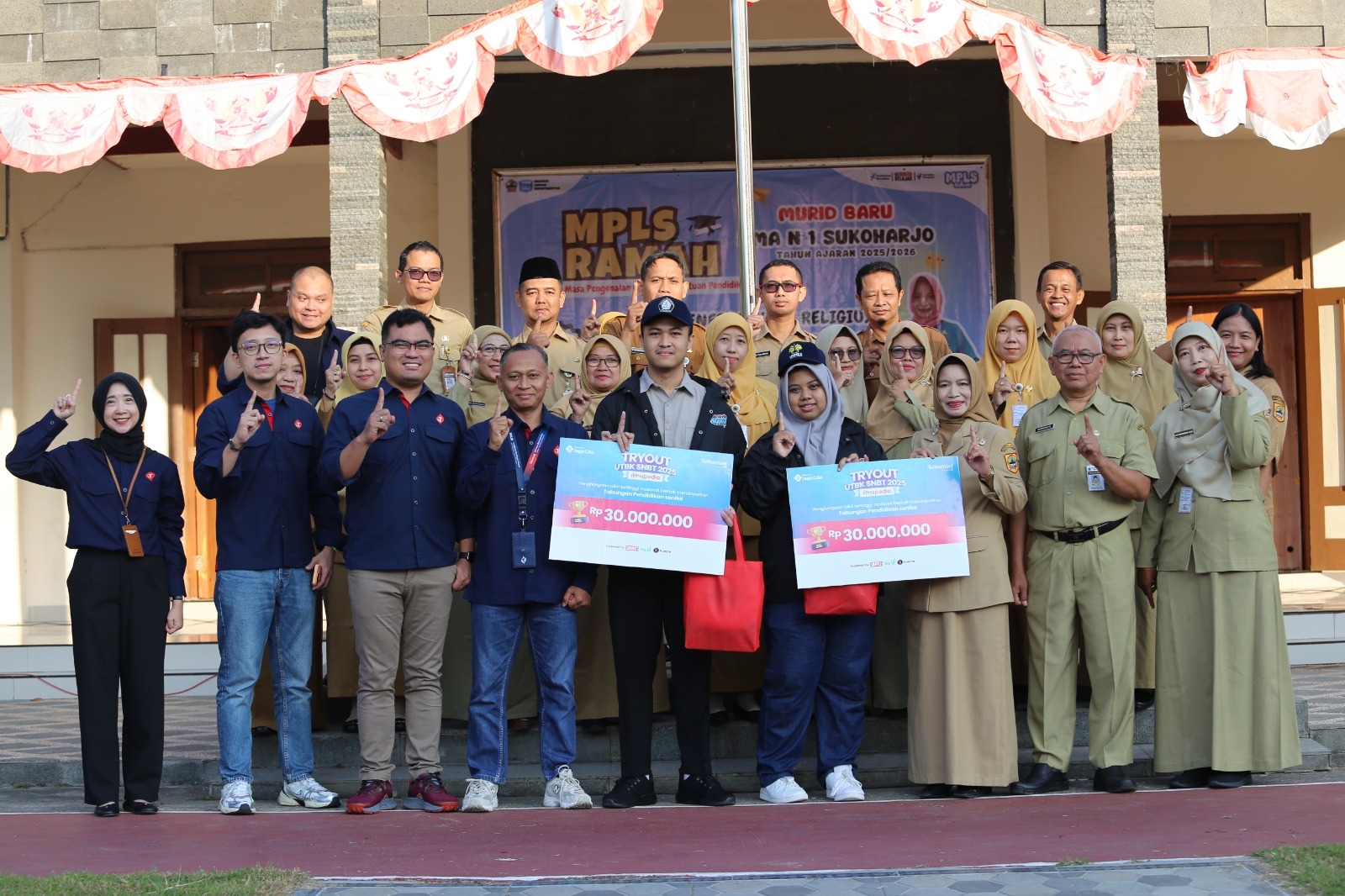 Telkomsel Serahkan Bantuan Pendidikan Rp 60 Juta bagi Dua Siswa SMAN 1 Sukoharjo Borong Penghargaan Nasional Ilmupedia UTBK 2025