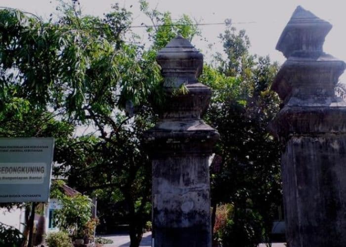 Bikin Kaget! Ternyata Gapura Gedong Kuning Punya Kisah Unik di Balik Namanya, Peringatan Keras Buat yang Suka Kerja Keras Tapi Gak Dihargai!