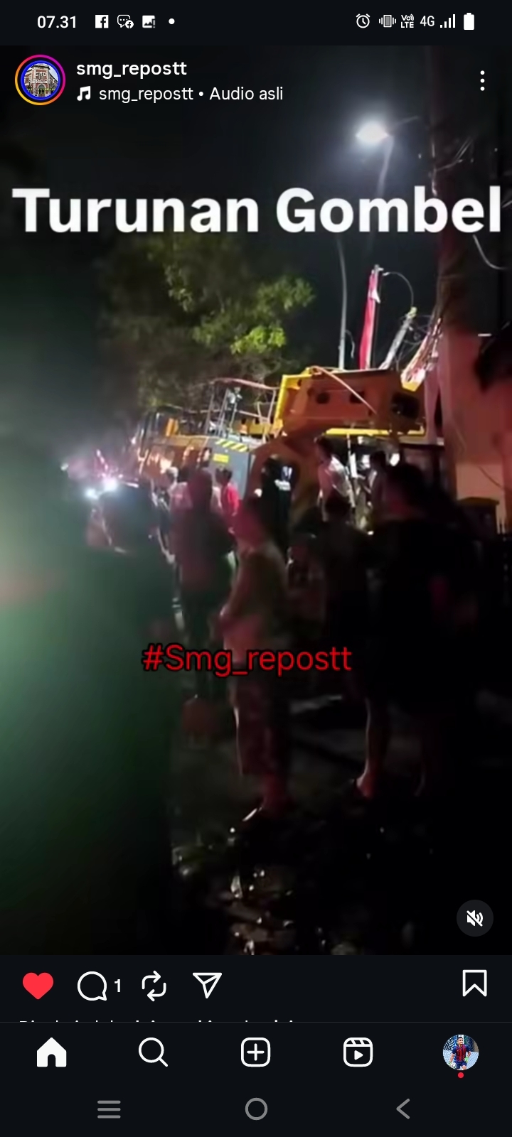 Truk Pengangkut Backhoe Eskavator Terguling di Turunan Gombel, Tiga Korban Selamat