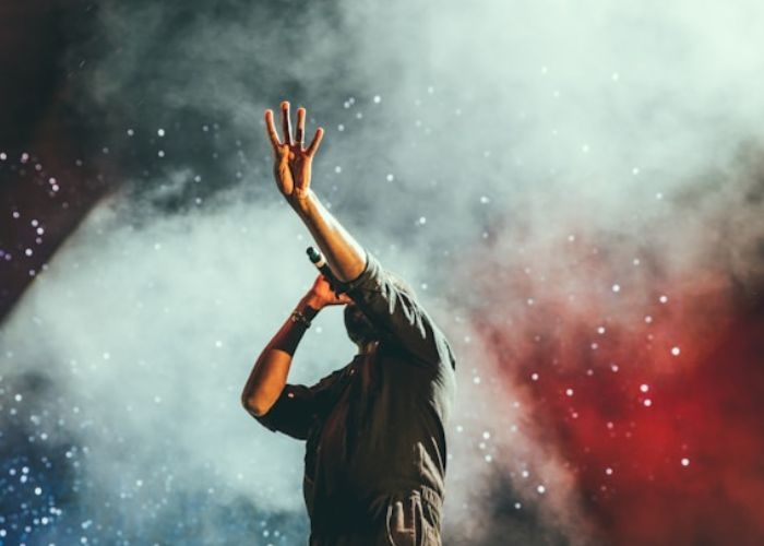 JANGAN BAPER! Ini 5 Lagu Persahabatan Paling Asyik Buat Tongkrongan, Ada dari Dewa 19 Sampai Bruno Mars!