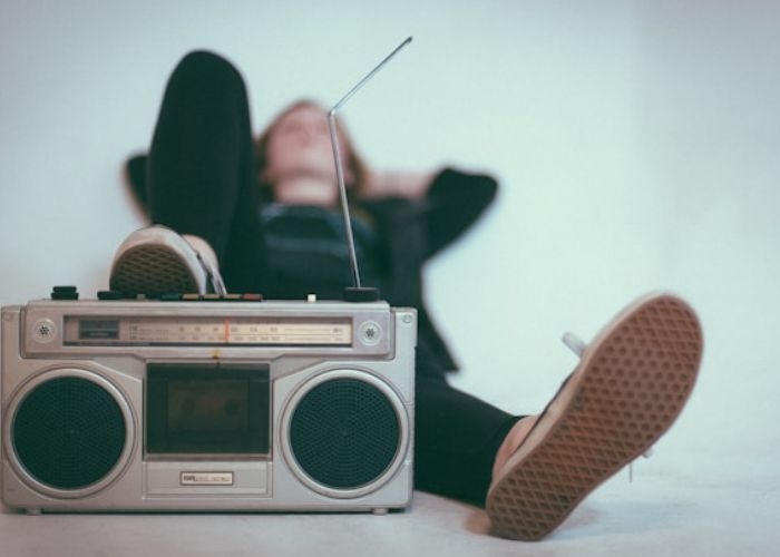 BIKIN NYAMAN! 7 Lagu Slow Barat yang Paling Enak Didengar Saat Santai, Pas Buat Teman Minum Kopi!