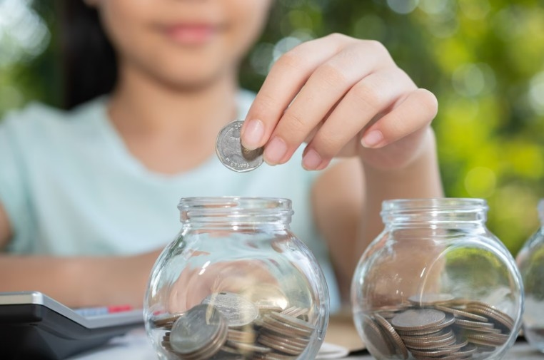 Jangan Telat Ajarkan Anak Literasi Finansial, Ternyata Ini Rahasia Mereka Jadi Sukses di Masa Depan!