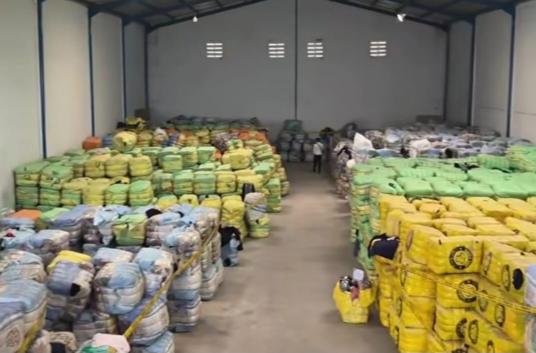 Bikin Melongo! Baju Bekas Ilegal Senilai Rp112 Miliar Disita! Ini Bahayanya Buat Ekonomi Kita!