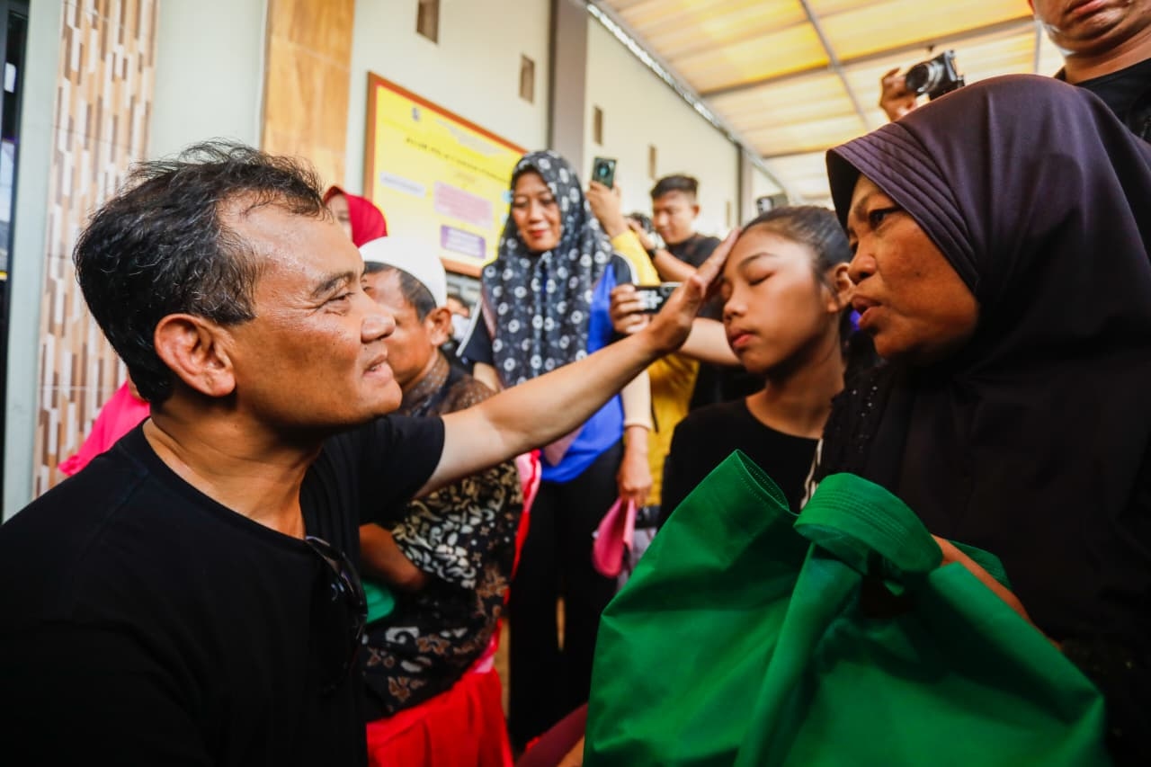 Motoran Semarang-Demak, Ahmad Luthfi dan Taj Yasin Salurkan Bansos Kepada Warga Terdampak Rob