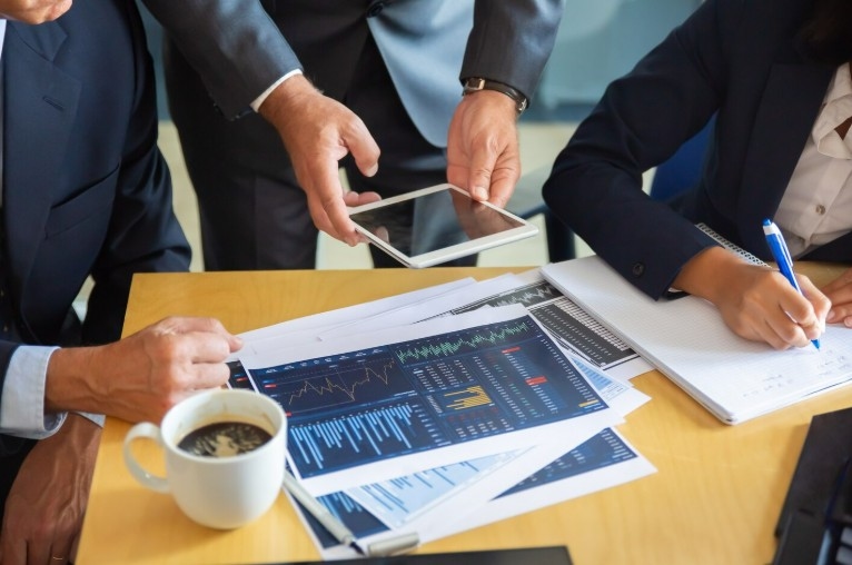 JANGAN CUMA NABUNG! Ini 8 Strategi Investasi Ampuh buat Kamu yang Berani Ambil Risiko, Tapi Gak Mau Rugi Banyak!
