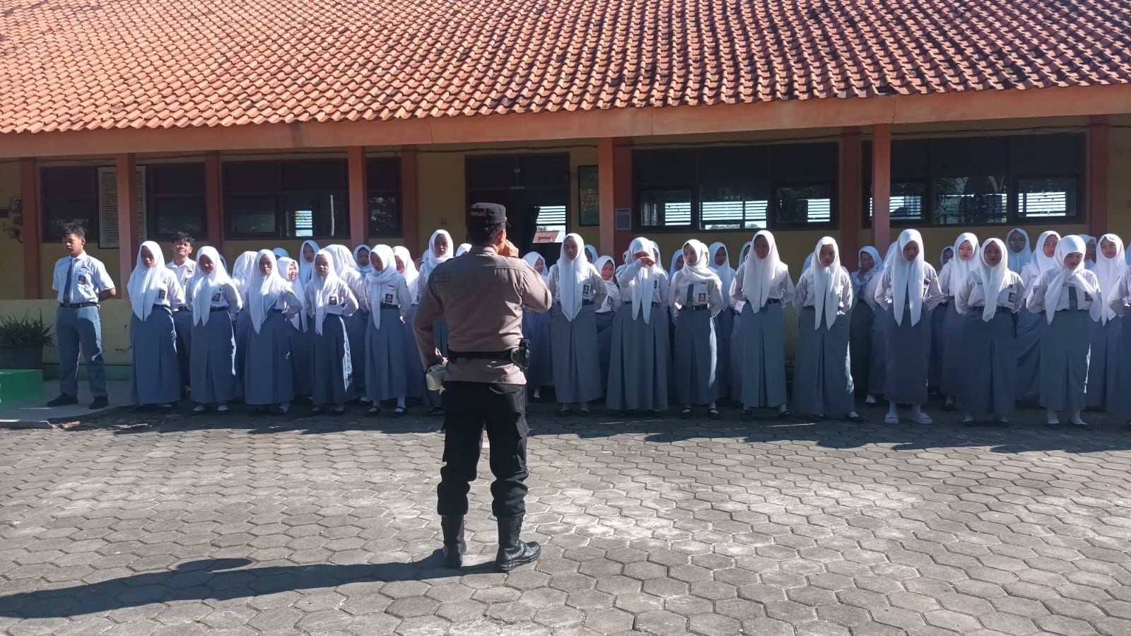 Cegah Kenakalan Remaja, Polsek Cepiring Berikan Pembinaan di SMK Bhakti Kencana