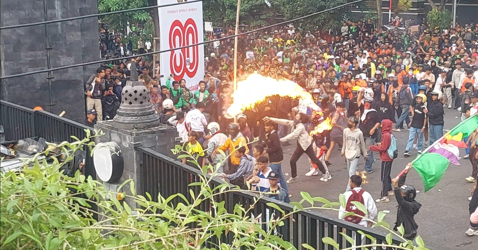 Demo Semarang Ricuh, Demonstran Lempar Bom Molotov, Polisi Tembakkan Gas Air Mata