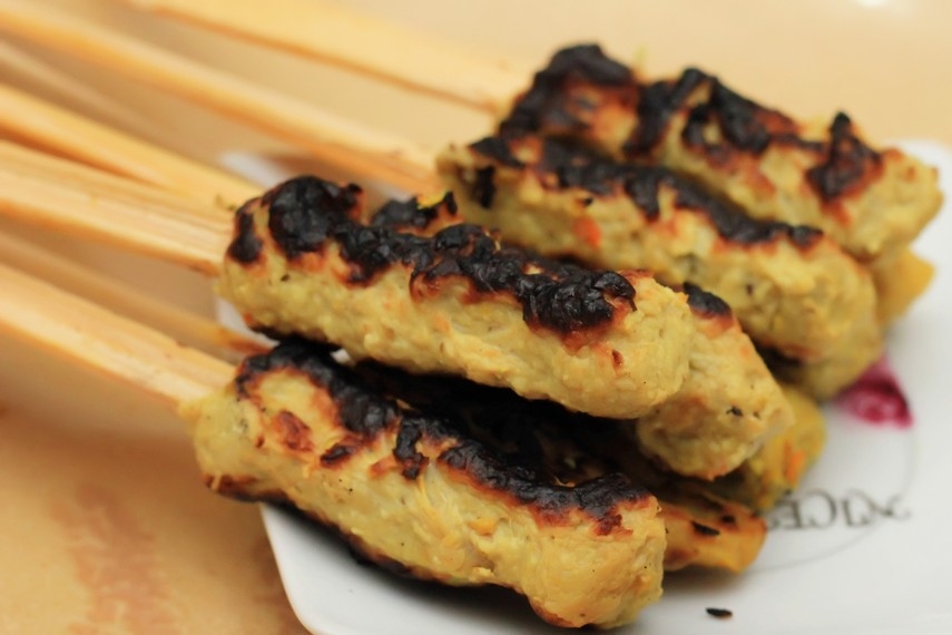 BUKAN SATE BIASA! Kuliner Sate Lilit dari Bali Ini Bikin Nagih, Tanpa Bumbu Kacang Tapi Rasanya Nampol!
